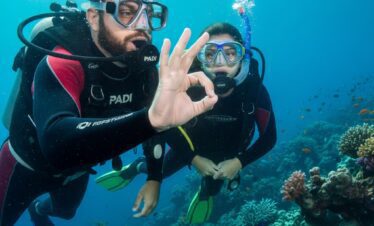 Instructor and student underwater communication